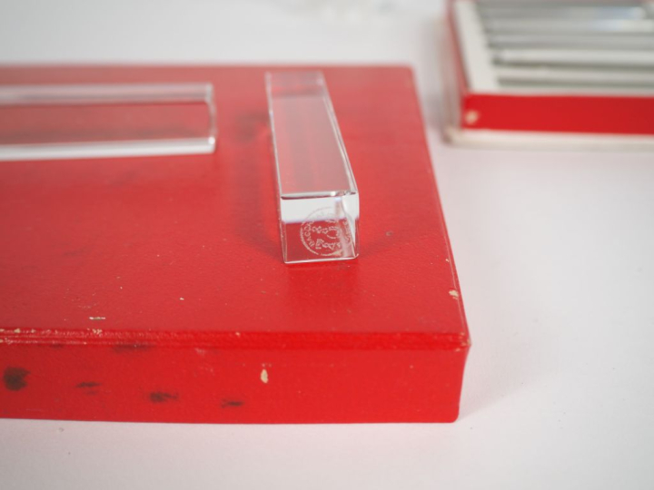 BACCARAT. 12 portes-couteaux en cristal dans leur coffret. Signés.