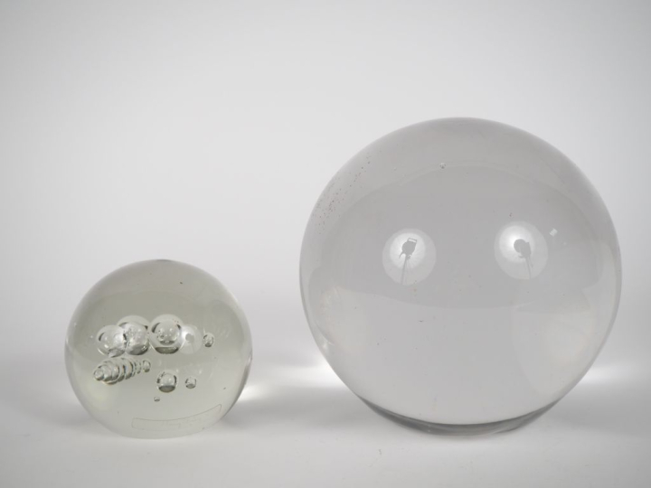 Henry DEAN. Boule sulfure en cristal. Signée. H. 9 cm.  On y joint un 