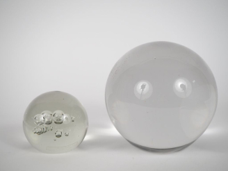 Vente aux enchères Henry DEAN. Boule sulfure en cristal. Signée. H. 9 cm.  On y joint un 