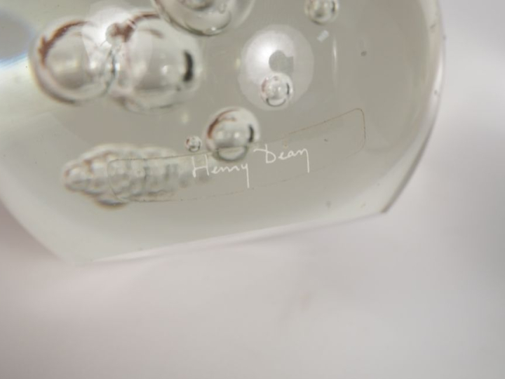 Henry DEAN. Boule sulfure en cristal. Signée. H. 9 cm.  On y joint un 