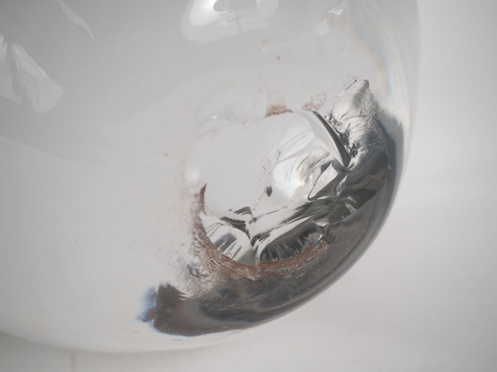 Henry DEAN. Boule sulfure en cristal. Signée. H. 9 cm.  On y joint un 