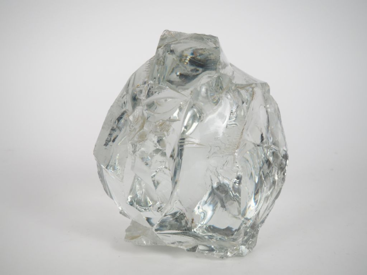 Grand spécimen en cristal de roche. Dim. 15 x 23 x 15 cm.