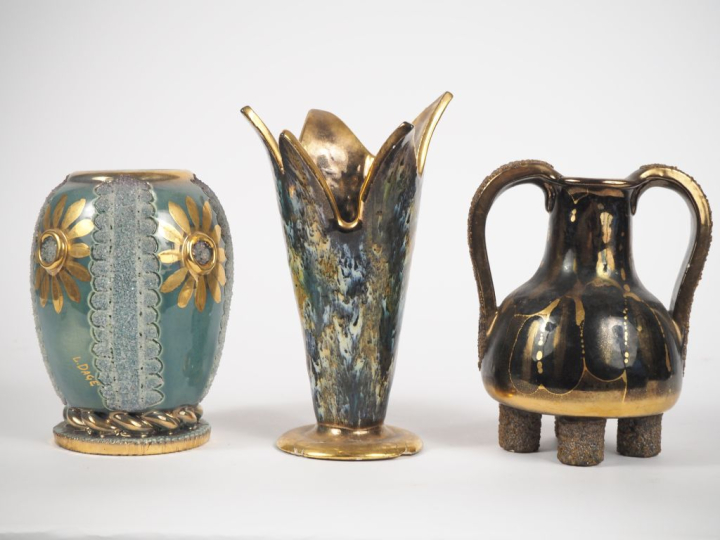 Louis DAGE. 3 différents vases en céramique. Signés. H. de 17 à 21 cm.