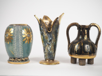 Vente aux enchères Louis DAGE. 3 différents vases en céramique. Signés. H. de 17 à 21 cm.