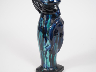 Vente aux enchères François RE à Vallauris. Carafe en céramique polychrome à décor de jeu