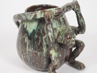 Vente aux enchères Vase en céramique moderne à décor zoomorphe. H. 18,5 cm.