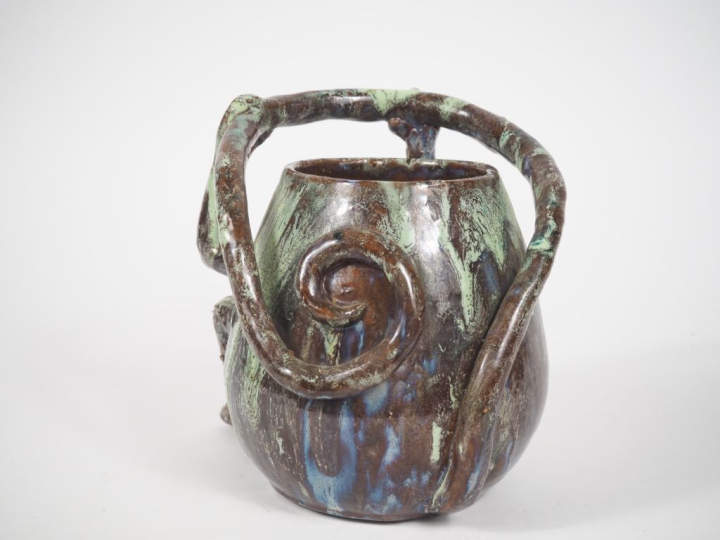 Vase en céramique moderne à décor zoomorphe. H. 18,5 cm.