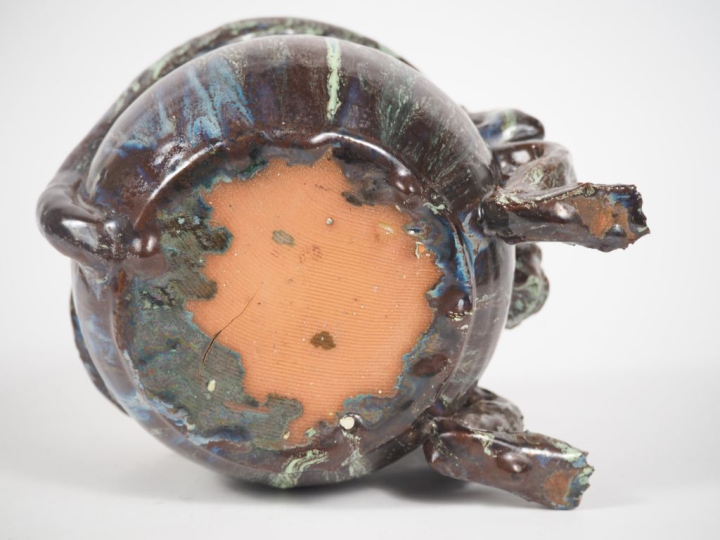 Vase en céramique moderne à décor zoomorphe. H. 18,5 cm.