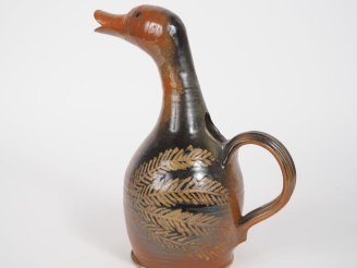 Vente aux enchères Carafe en terre vernissée figurant un canard. Monogrammée. H. 28 cm. (