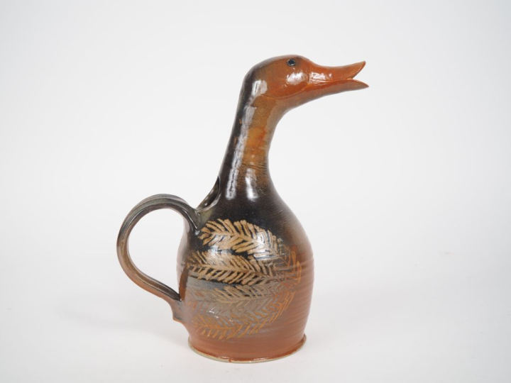 Carafe en terre vernissée figurant un canard. Monogrammée. H. 28 cm. (