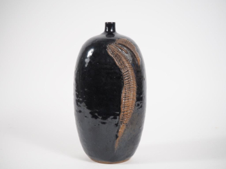 Vente aux enchères Vase en céramique moderne à décor de palmes en relief. Signé et daté 8