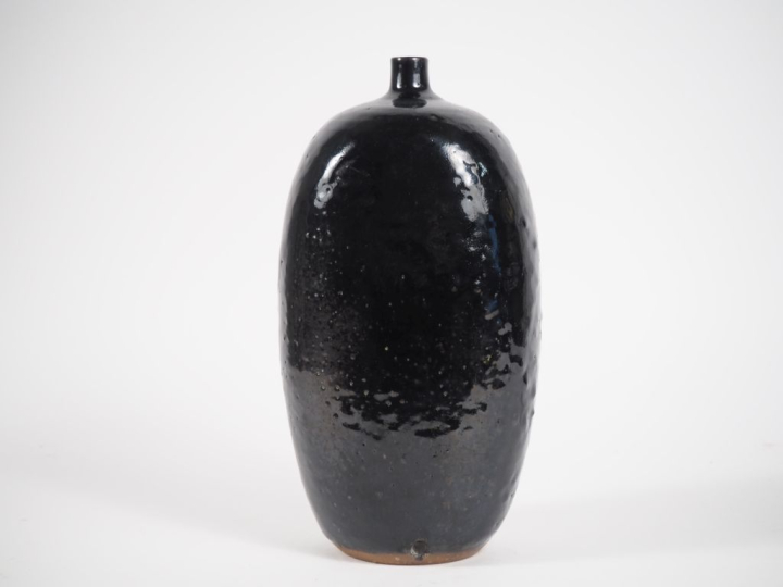 Vase en céramique moderne à décor de palmes en relief. Signé et daté 8