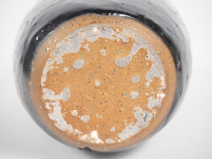 Vase en céramique moderne à décor de palmes en relief. Signé et daté 8