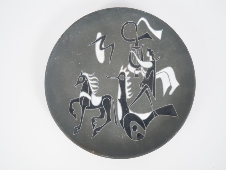 Assiette en céramique moderne à décor de musiciens et d'étalons. Signé