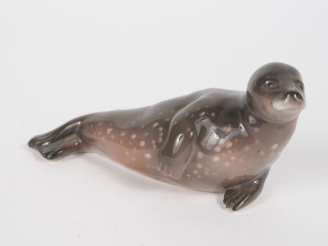 Vente aux enchères Sujet en porcelaine polychrome allemande, "otarie". Signé. Dim. 7,5 x 