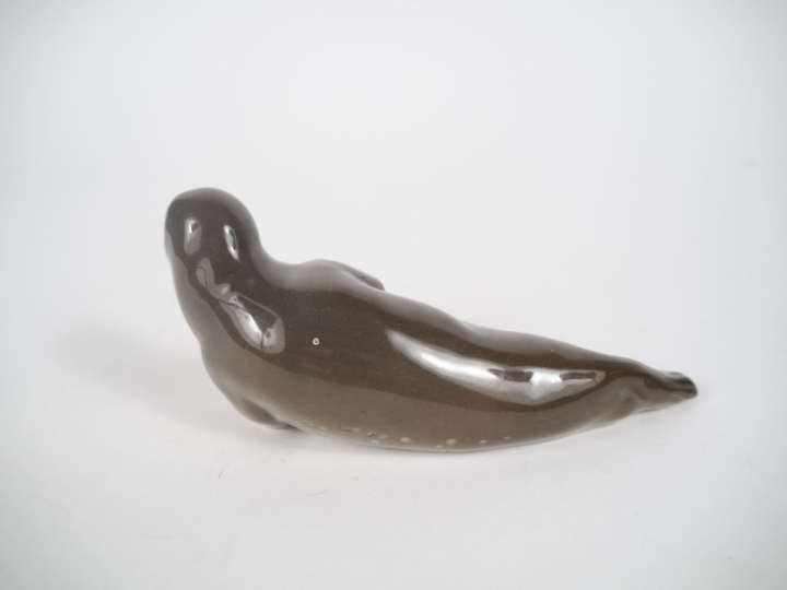 Sujet en porcelaine polychrome allemande, "otarie". Signé. Dim. 7,5 x 