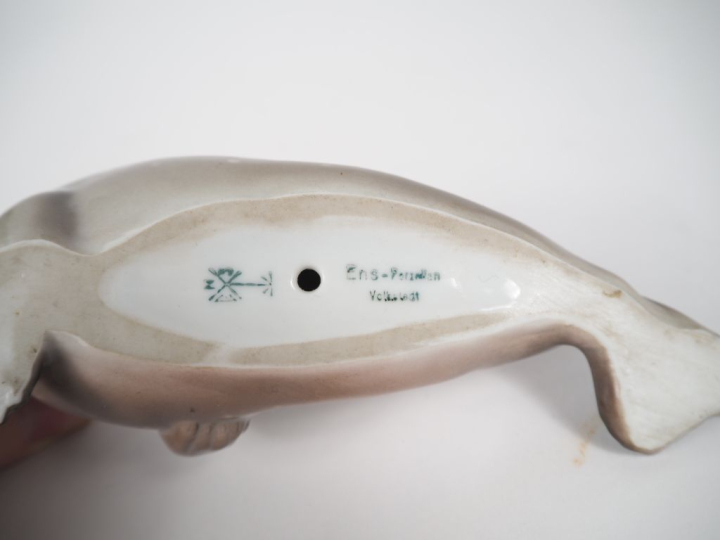 Sujet en porcelaine polychrome allemande, "otarie". Signé. Dim. 7,5 x 