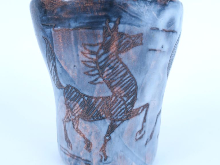 Vase en céramique moderne à décor d'étalons. Signé et daté. H. 11 cm.