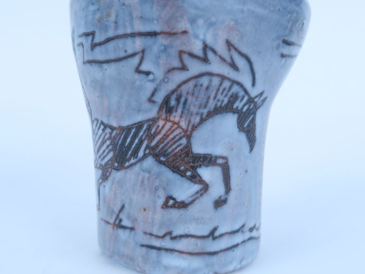 Vase en céramique moderne à décor d'étalons. Signé et daté. H. 11 cm.