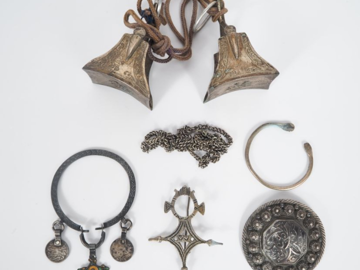 Ensemble comprenant une paire d'étriers en argent, deux différentes br