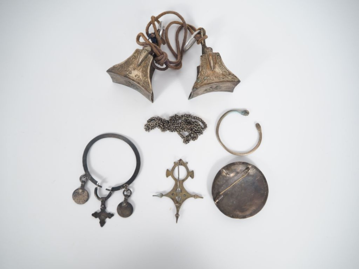 Ensemble comprenant une paire d'étriers en argent, deux différentes br