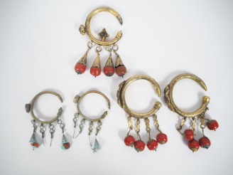 Vente aux enchères Paire d'éléments de bijoux Afrique du Nord en métal doré, sertis de ve
