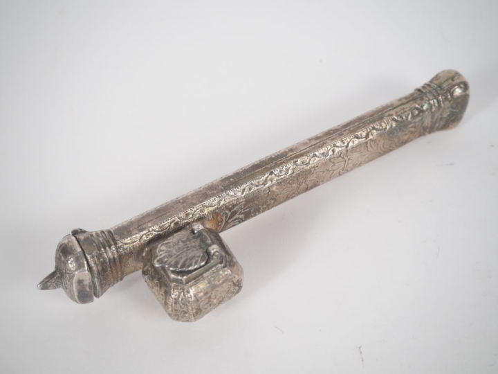 Etui à message Afrique du nord en bronze argenté à décor de feuillages