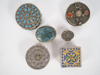 Vente aux enchères 6 différentes boîtes à pilule Afrique du nord en argent bas titre ou m