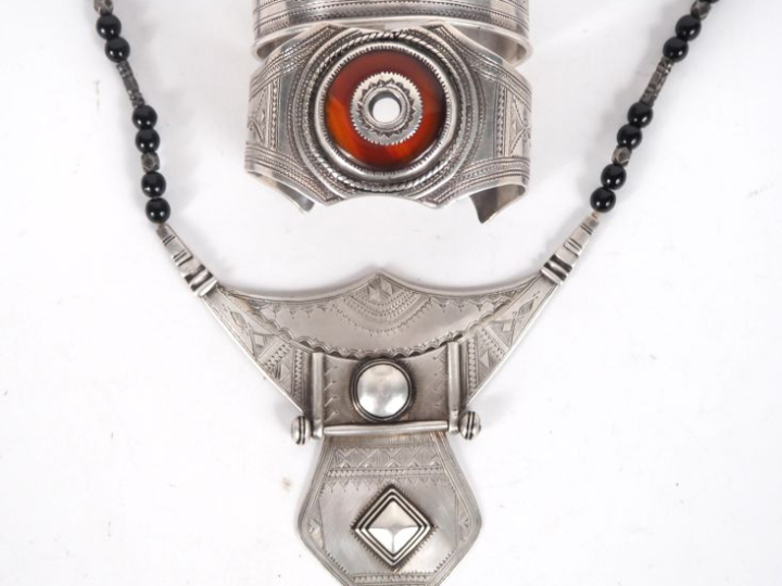 3 bijoux berbères en argent bas titre et perles à décor de motifs géom