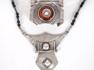 Vente aux enchères 3 bijoux berbères en argent bas titre et perles à décor de motifs géom