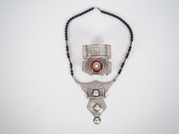 3 bijoux berbères en argent bas titre et perles à décor de motifs géom