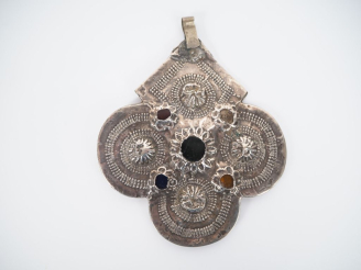 Vente aux enchères Ravissant pendentif amulette Afrique du Nord en argent, à décor de mot