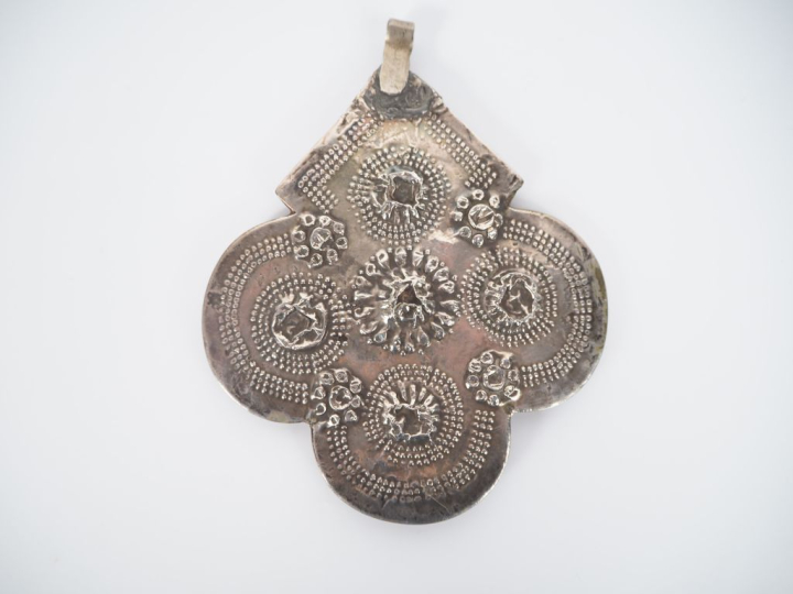 Ravissant pendentif amulette Afrique du Nord en argent, à décor de mot