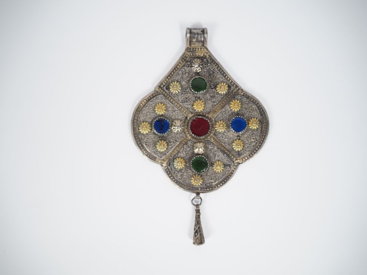 Important pendentif amulette Afrique du Nord en argent et argent doré,