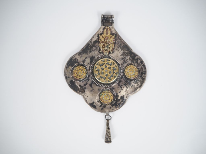 Important pendentif amulette Afrique du Nord en argent et argent doré,