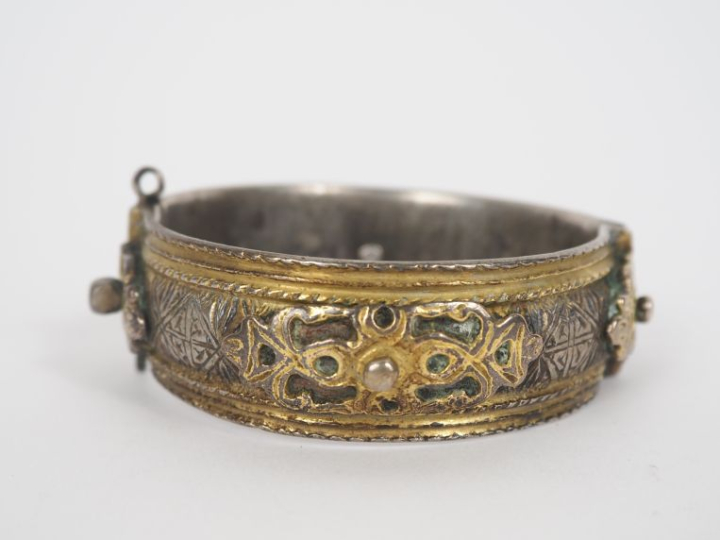 Bracelet jonc Afrique du Nord en argent et argent doré, à décor de rin