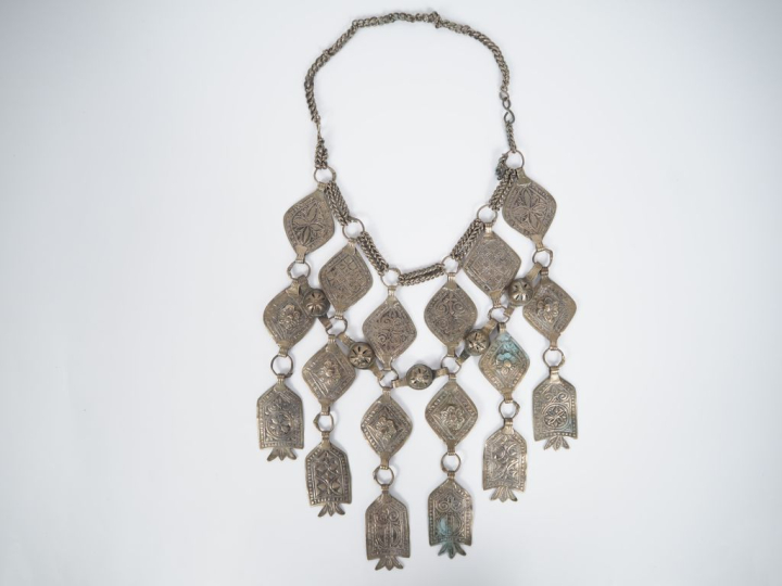 Important collier draperie Afrique du Nord en métal ou argent bas-titr