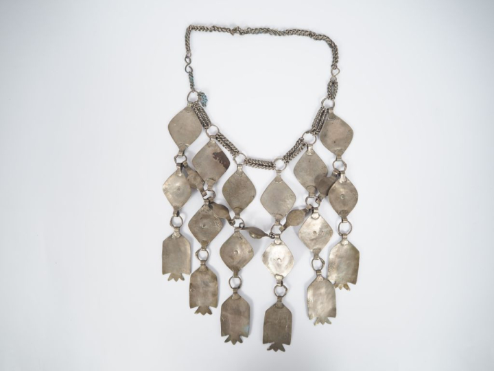 Important collier draperie Afrique du Nord en métal ou argent bas-titr