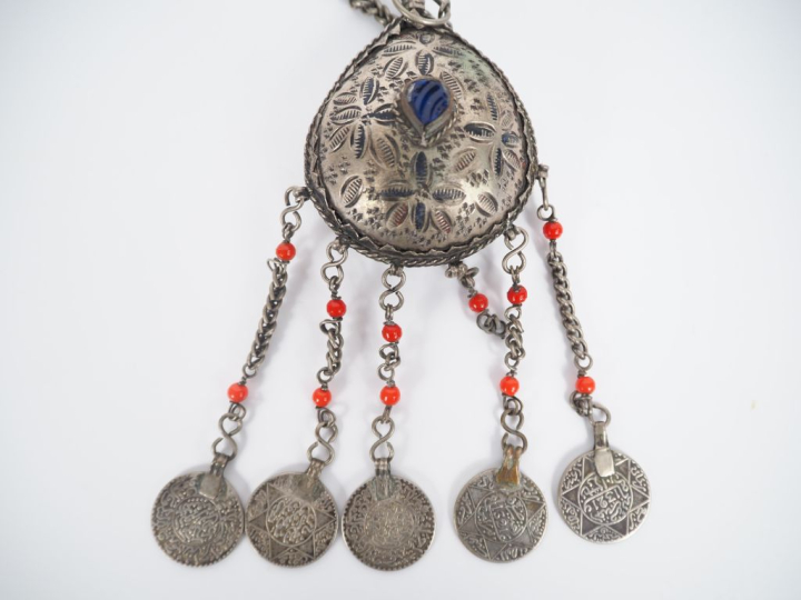 Pendentif Afrique du nord en métal, à décor gravé de fleurs, orné en s