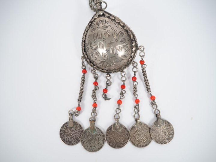 Pendentif Afrique du nord en métal, à décor gravé de fleurs, orné en s