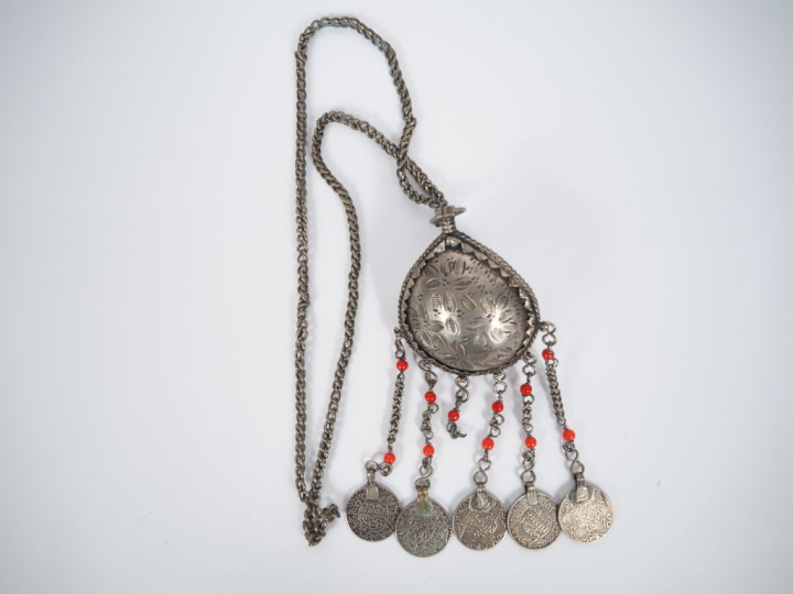 Pendentif Afrique du nord en métal, à décor gravé de fleurs, orné en s