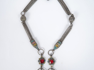 Vente aux enchères Paire de fibules et chaine Afrique du Nord en argent, rehaussées d'éma