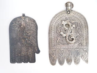 Vente aux enchères Deux pendentifs Afrique du Nord en forme de main de Fatma en argent, à