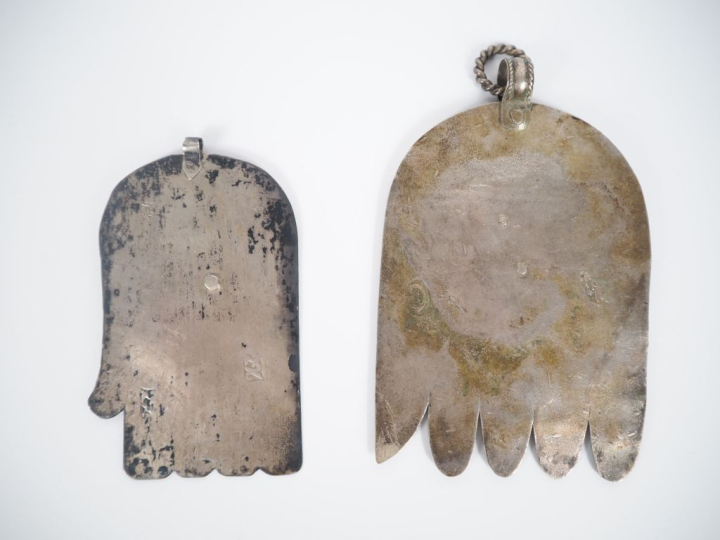 Deux pendentifs Afrique du Nord en forme de main de Fatma en argent, à
