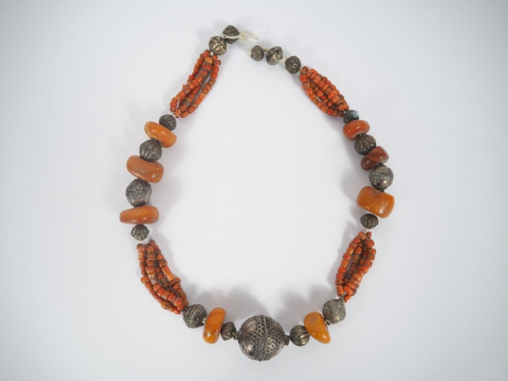 Collier Afrique du Nord en pierres dures, perles de corail et argent. 