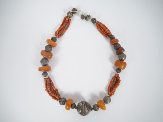 Vente aux enchères Collier Afrique du Nord en pierres dures, perles de corail et argent. 