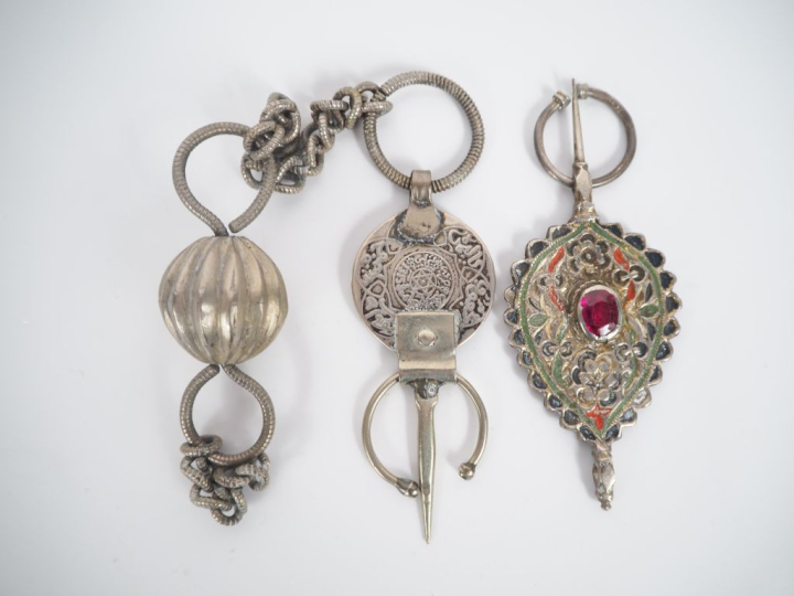 Ensemble comprenant :  - une fibule Afrique du Nord en argent rehaussé