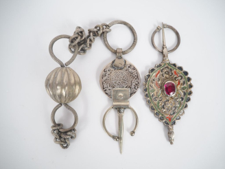 Vente aux enchères Ensemble comprenant :  - une fibule Afrique du Nord en argent rehaussé