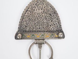 Vente aux enchères Fibule Afrique du Nord en argent, à décor de rinceaux et de fleurs et 