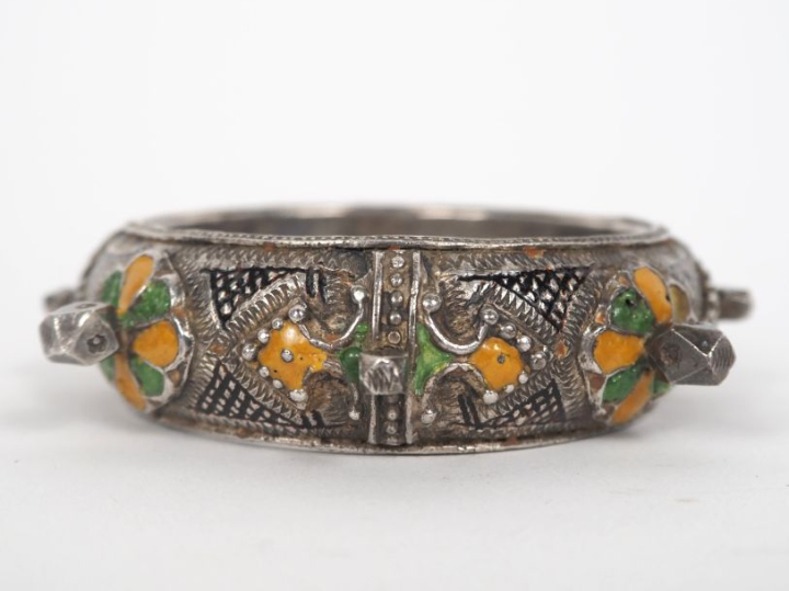 Bracelet jonc Afrique du Nord en argent, à décor émaillé polychrome et